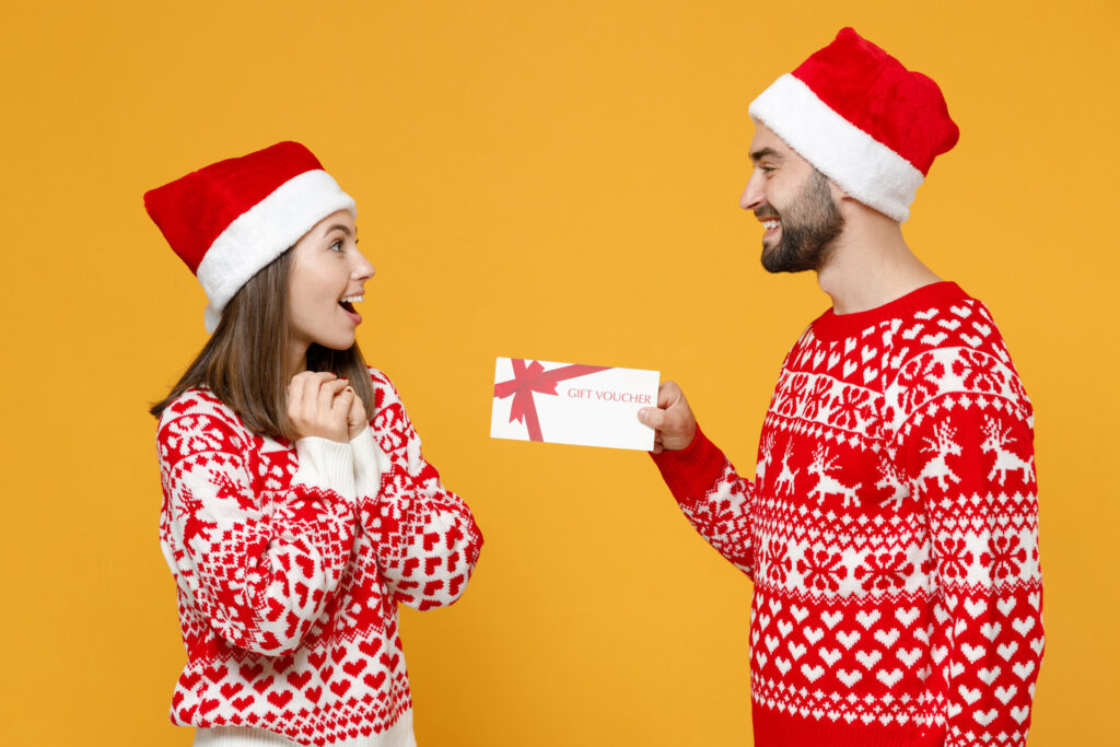 Mann beschenkt Frau zu Weihnachten