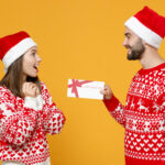 Mann beschenkt Frau zu Weihnachten