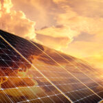 Eine Solaranlage und ein Sonnenuntergang