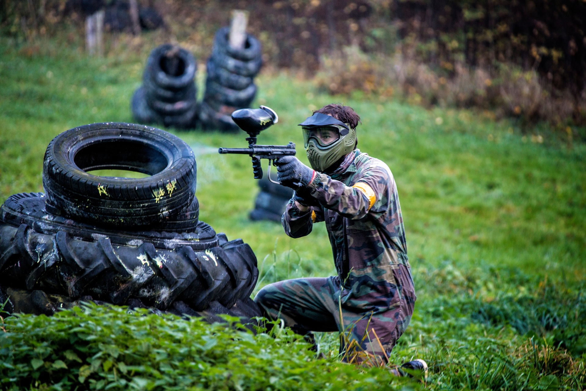 Outdoor-Spieler mit Druckluftwaffe in Deckung