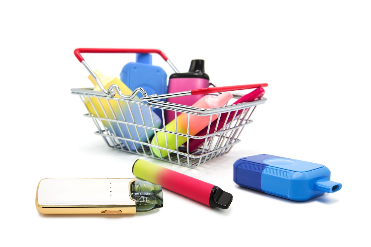 Bunte vape-Geräte liegen in einem Einkaufskörbchen – Trendprodukt mit starker visueller Anziehungskraft und unklarer Nutzenbewertung