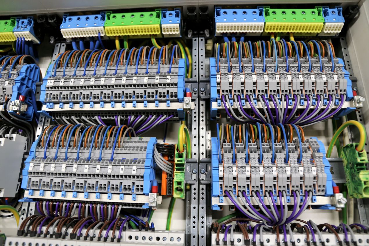 Dicht verdrahteter Schaltschrank mit Reihenklemmen und Hutschienen Switch fuer industrielle Anwendungen