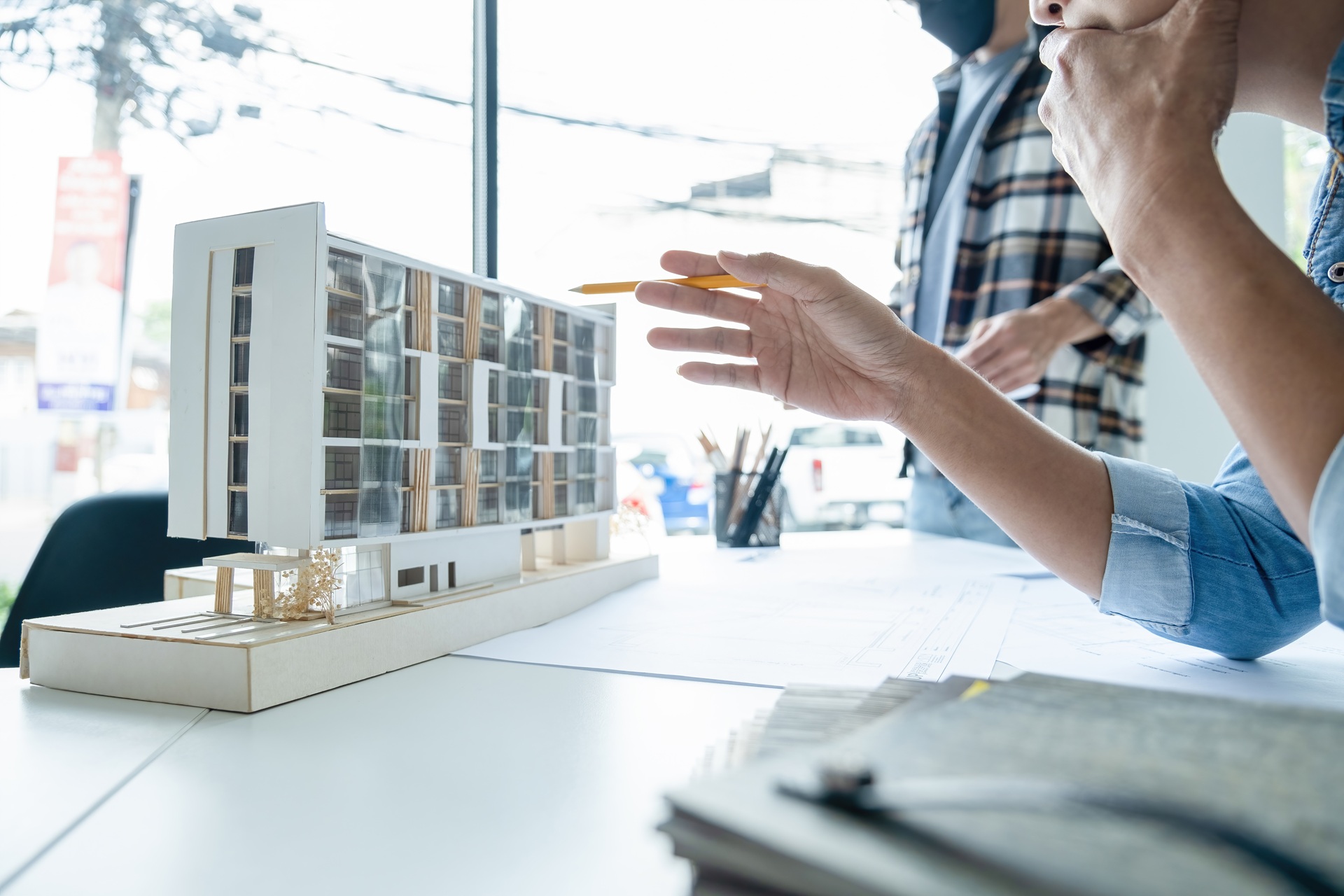 Architekt präsentiert Gebäudemodell im Planungsbüro | Lagerhalle