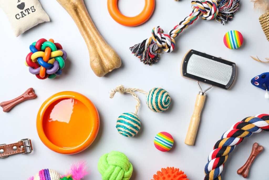 Buntes Haustierspielzeug und Zubehör arrangiert | Hundeleckerli