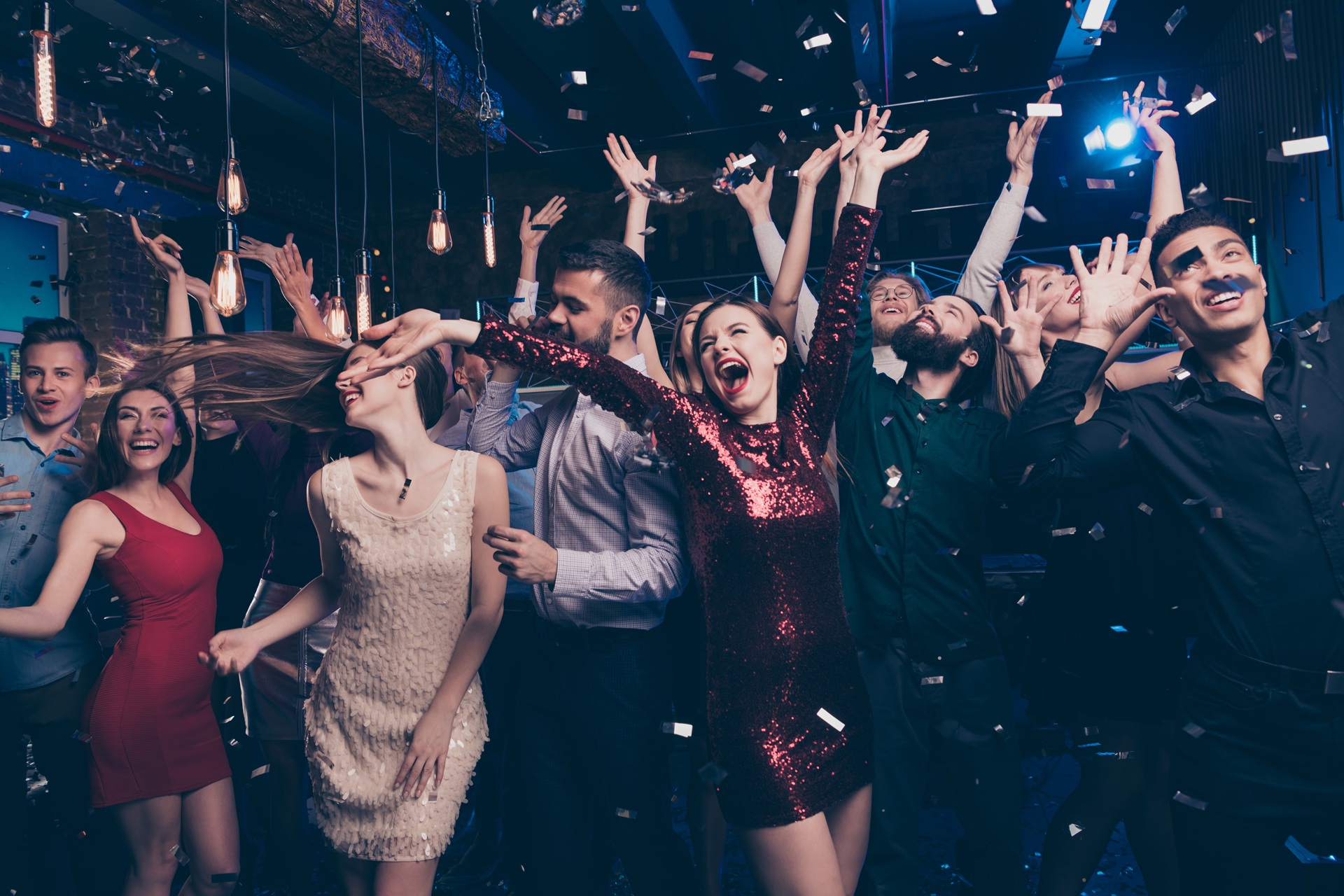 Grosse Gruppe feiert ausgelassen mit Konfetti im Raum | Fotobox Flensburg